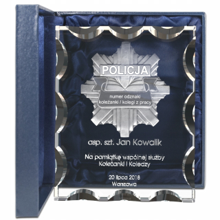 Gadget - Suvenír pre policajta, 3D gravírovaný odznak v skle